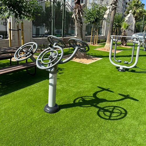 Espacio biosaludable con varios aparatos de ejercicio