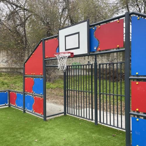 pista multideporte con canasta de baloncesto y portería