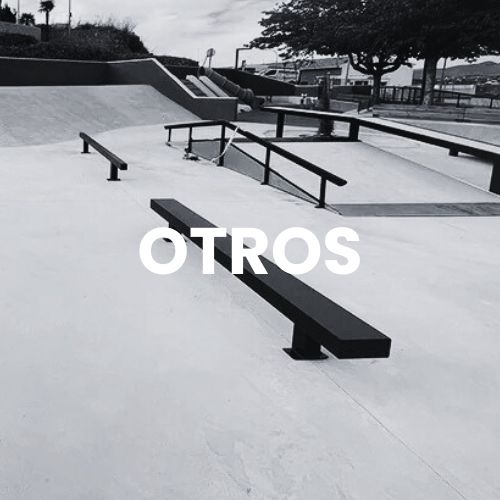 Skate park de hormigón en blanco y negro