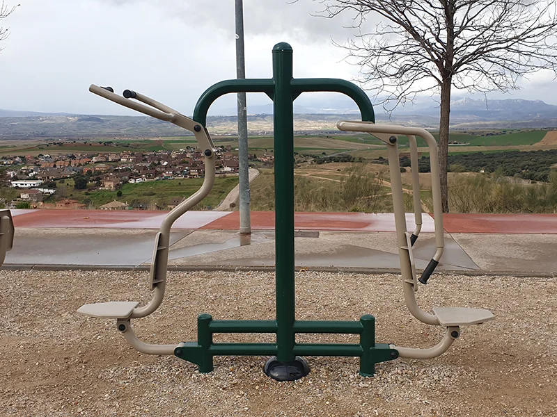 Uno de las máquinas del espacio biosaludable para dos personas