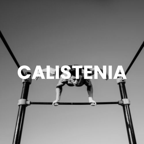 Un hombre elevado hacia arriba en una barra de calistenia en blanco y negro