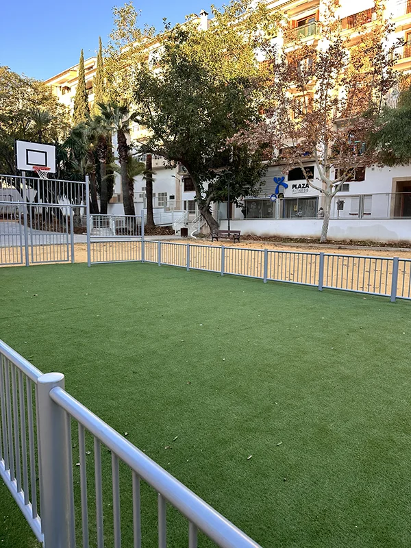 Fotografía de una pista multideporte instalada en un barrio