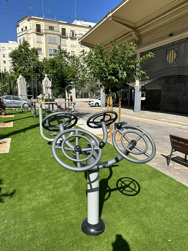 Creación de un área ajardinada con aparatos biosaludables en una ciudad