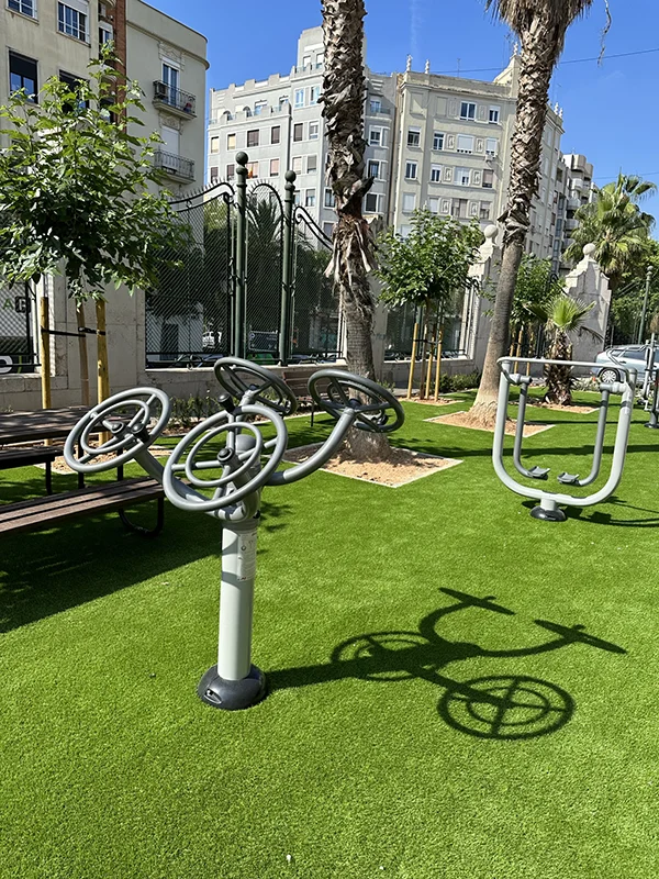 aparatos de ejercicio instalados en una zona ajardinada en una ciudad