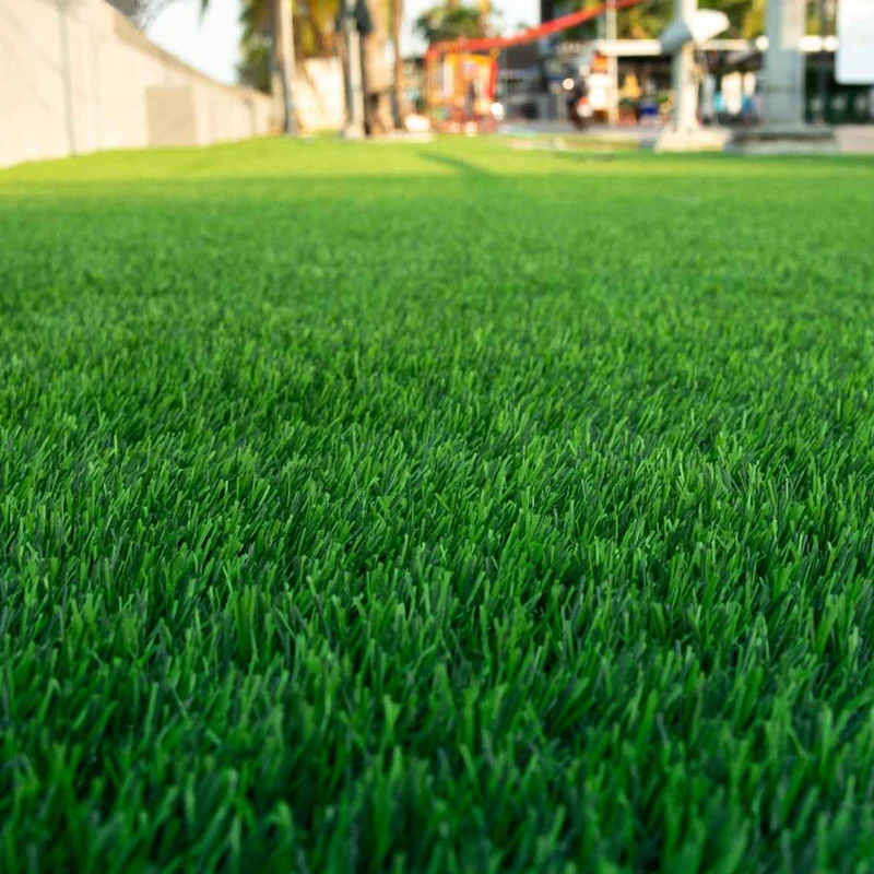 Fotografía vista de gusano de césped artificial instalado en un área exterior de una ciudad