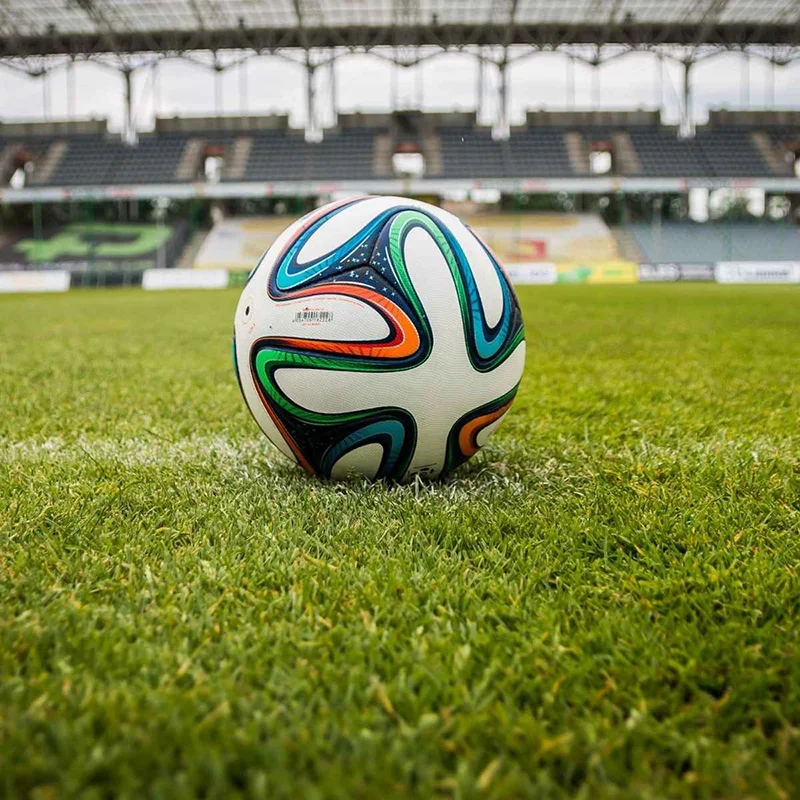 Balón de fútbol sobre césped natural en un campo de fútbol
