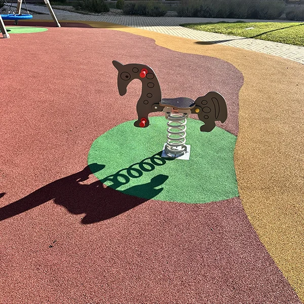 Saltador caballilto de un parque sobre pavimento continuo de caucho