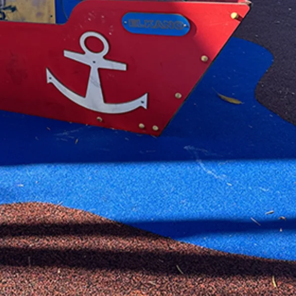 Muestra de pavimento continuo en color azul y rojo