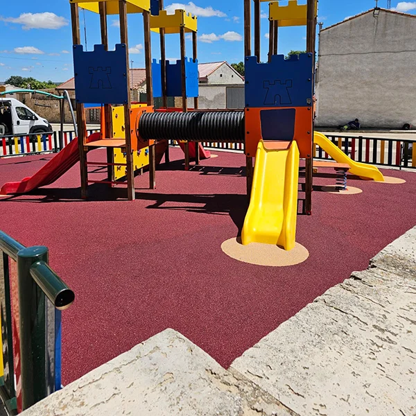 Pavimento continuo en un parque en color rojo deportivo