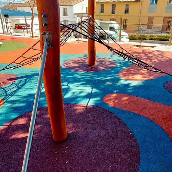 Pavimento continuo en un parque con diferentes formas