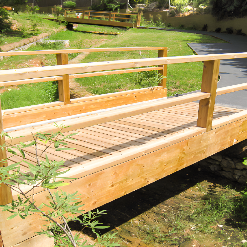 Puente de madera sobre un arroyo