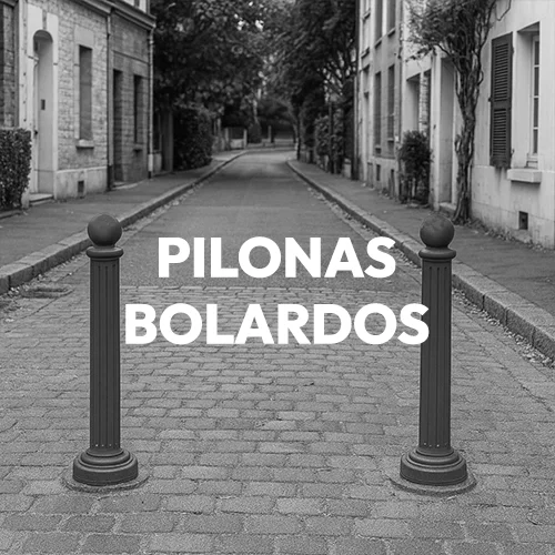 Una calle en donde hay dos bolardos o pilonas en blanco y negro