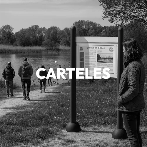 Área natural con un cartel instalado nuestro con datos sobre la zona en blanco y negro