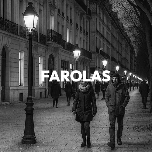 Una calle peatonal iluminada por nuestras farolas en blanco y negro