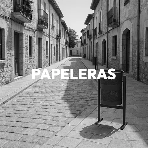 Una papelera en una calle de un pueblo en blanco y negro