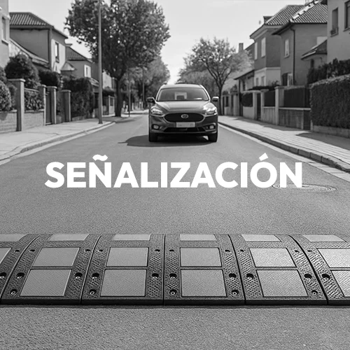 Mobiliario urbano, un vehículo aproximándose a un badén instalado en blanco y negro