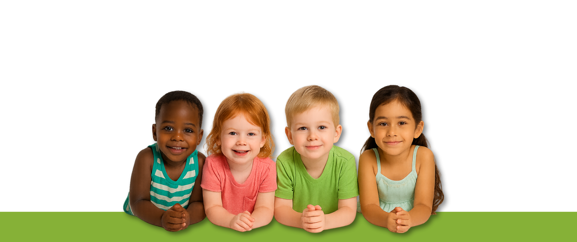 Dos niños y dos niñas pequeños tumbados sobre una superficie verde