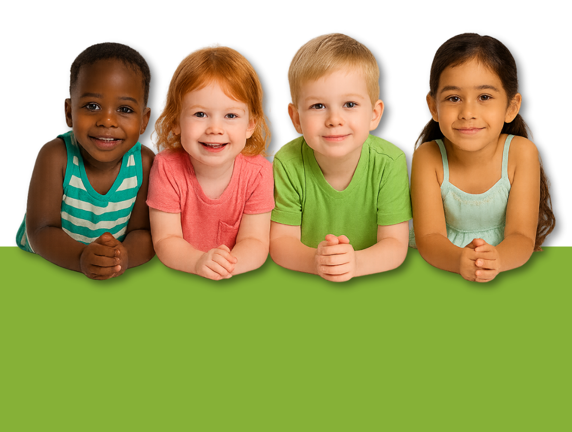 Cuatro niños pequeños tumbados en el suelo de color verde