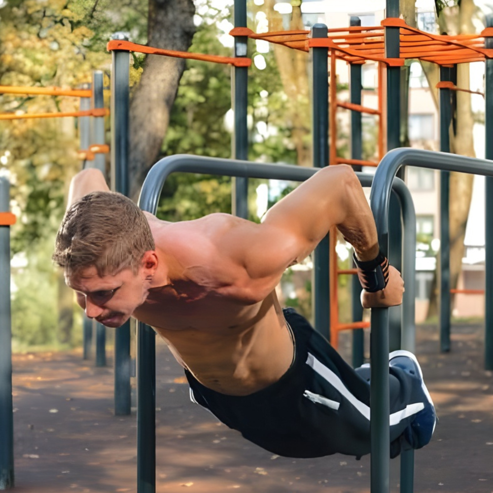 Hombre haciendo calistenia con esfuerzo