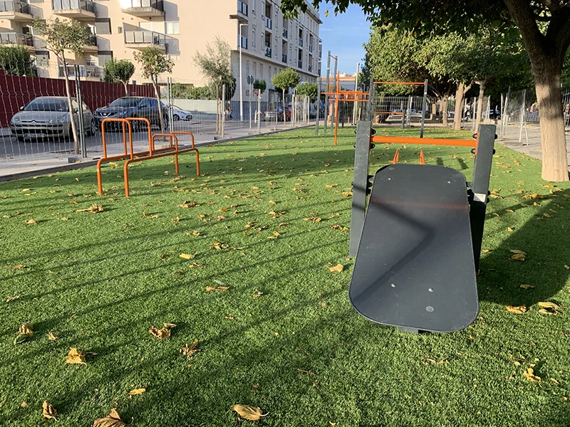 Aparatos para calistenia instalados en una zona sobre césped artificial
