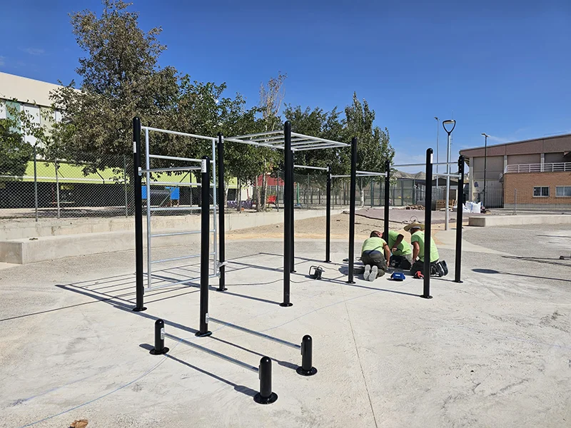 Trabajadores de Activa Sport instalando un parque de calistenia