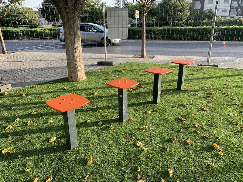 Elementos que forman parte del área de calistenia con césped artificial