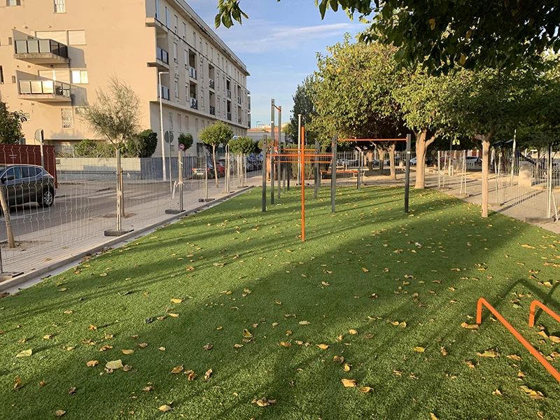 Finalización de área de calistenia con césped artificial
