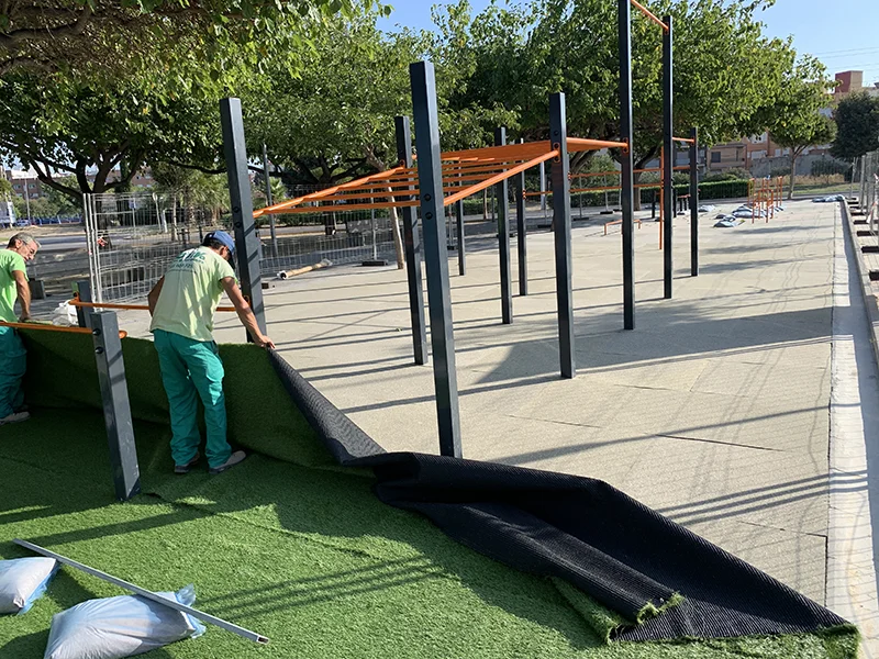 Instalación de césped artificial en un área recién instalada de calistenia