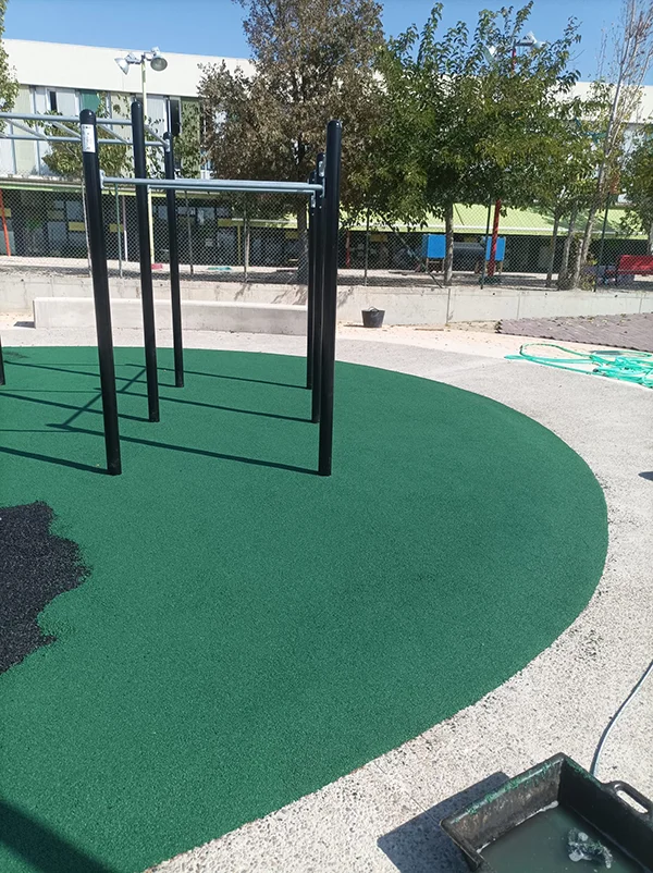 Instalación de un área de calistenia y de suelo continuo de caucho en color verde