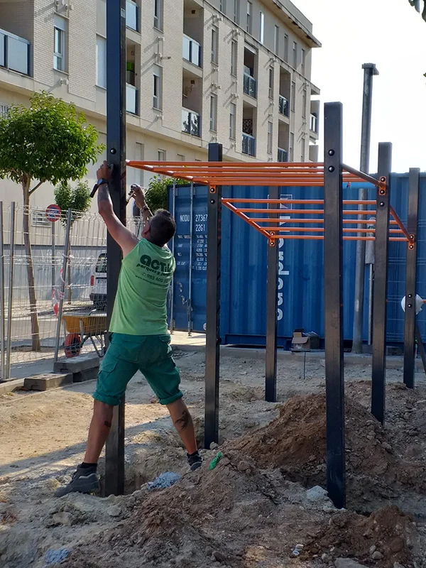 Operario de Activa Sport instalando elementos de calistenia