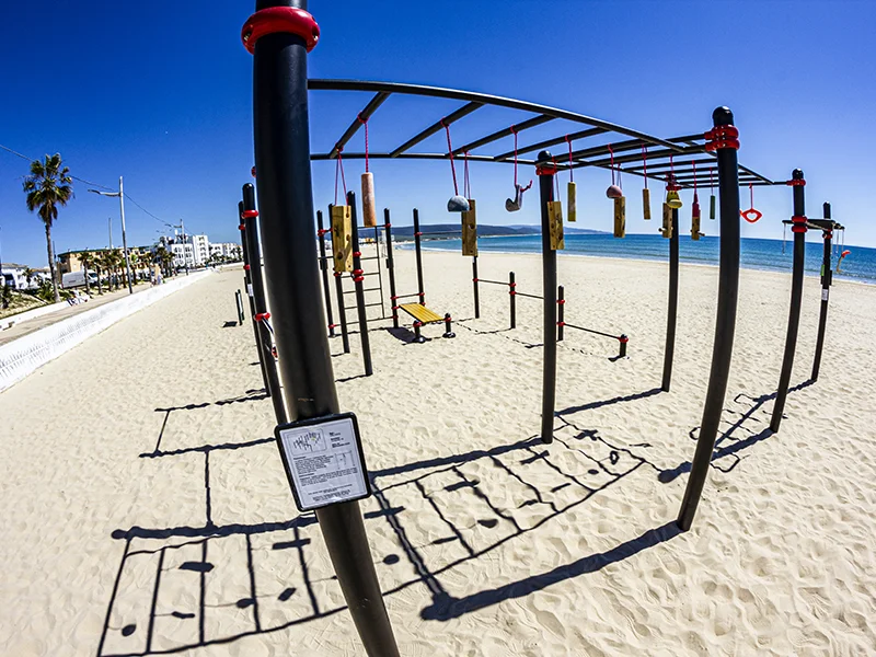 área de calistenia en una playa primer plano