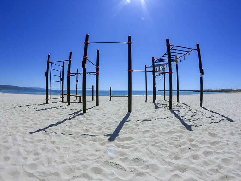 área de calistenia en una playa vista general frontal