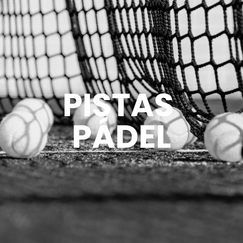 Pelotas de tenis en una pista de pádel en blanco y negro