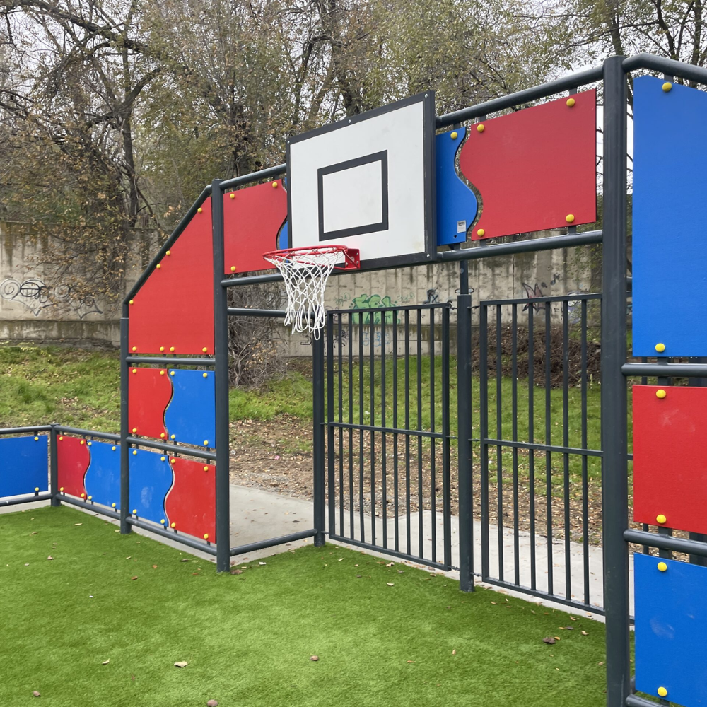 Una de las pistas multideporte que instalamos