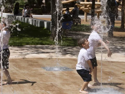 Instalación de fuentes de suelo de agua para juegos infantiles en Jativa