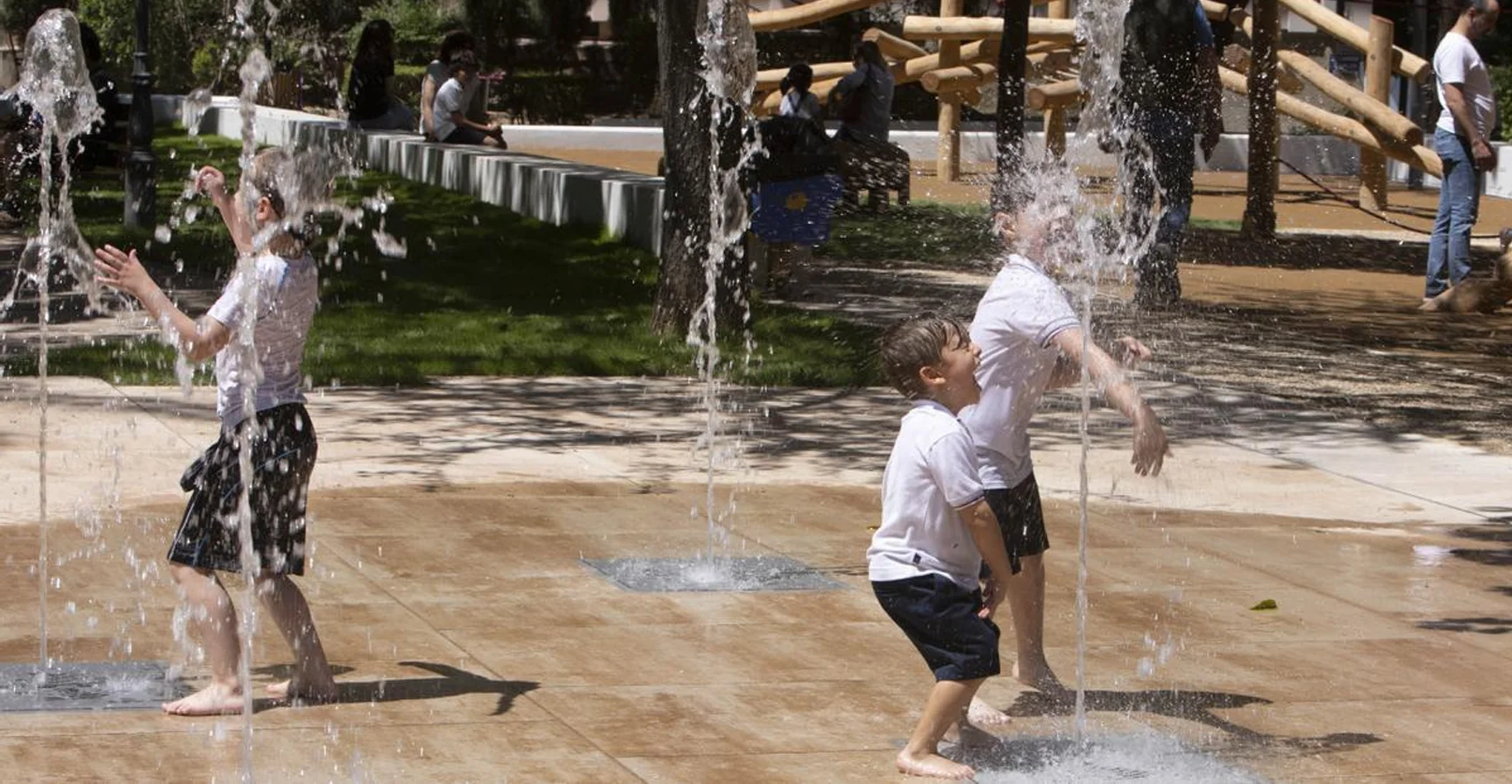 Instalación de fuentes de suelo de agua para juegos infantiles en Jativa