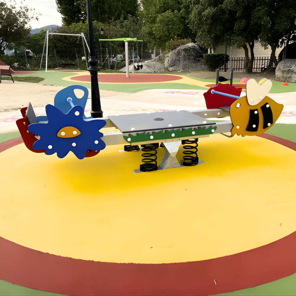 Parque infantil con un balancín sobre pavimento continuo de caucho