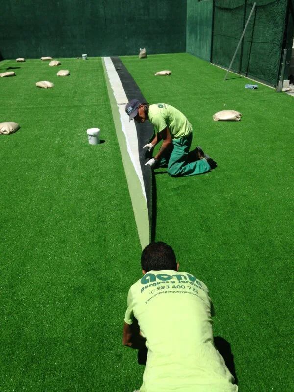 Operarios de Activa Sport pegando el césped artificial
