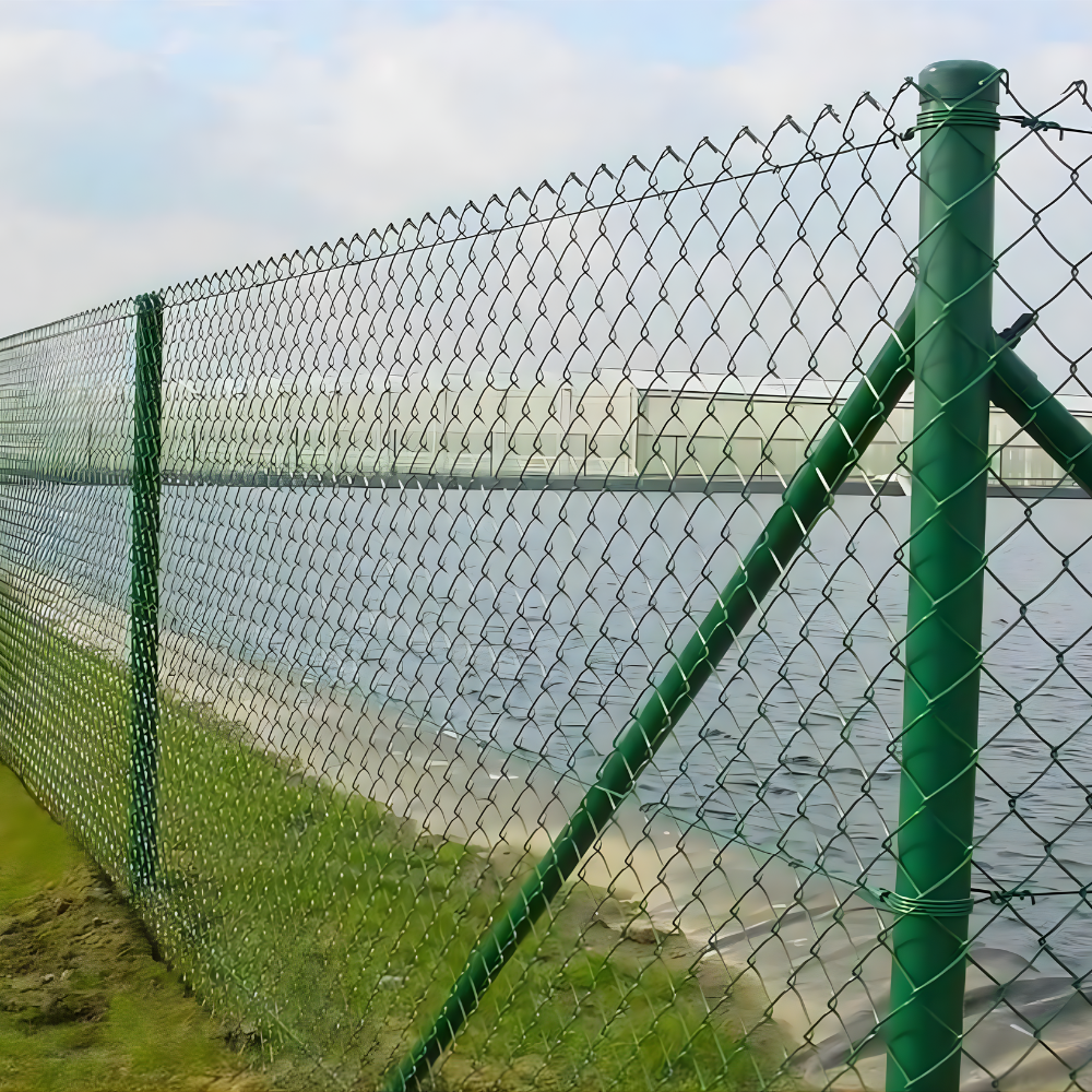 Alambrera en color verde separando zonas