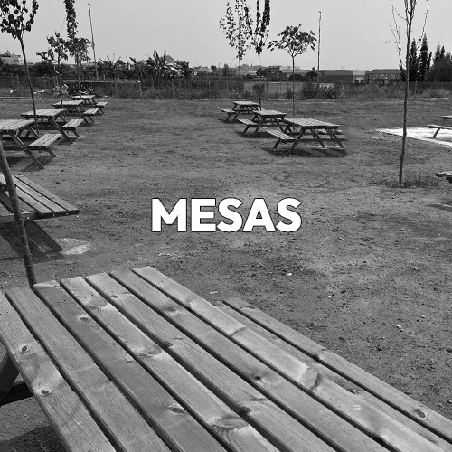 Madera para exteriores, mesas con bancos de camping en blanco y negro