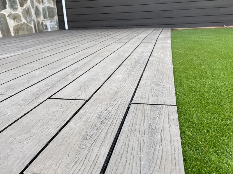 Fotografía de la instalación en un jardín de láminas de composite