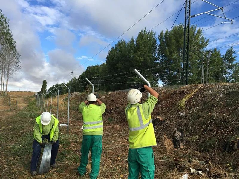 Personal de Activa Sport instalando una alambrera